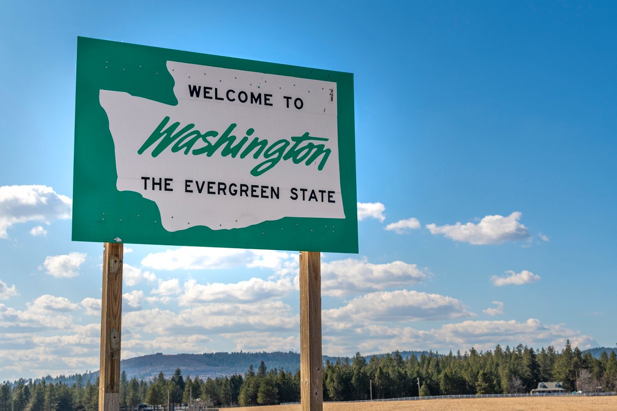 Roadside Washington state welcome sign at the border